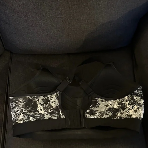 Under Armour Women's Monochrome Sports Bra - Picture 3 of 3